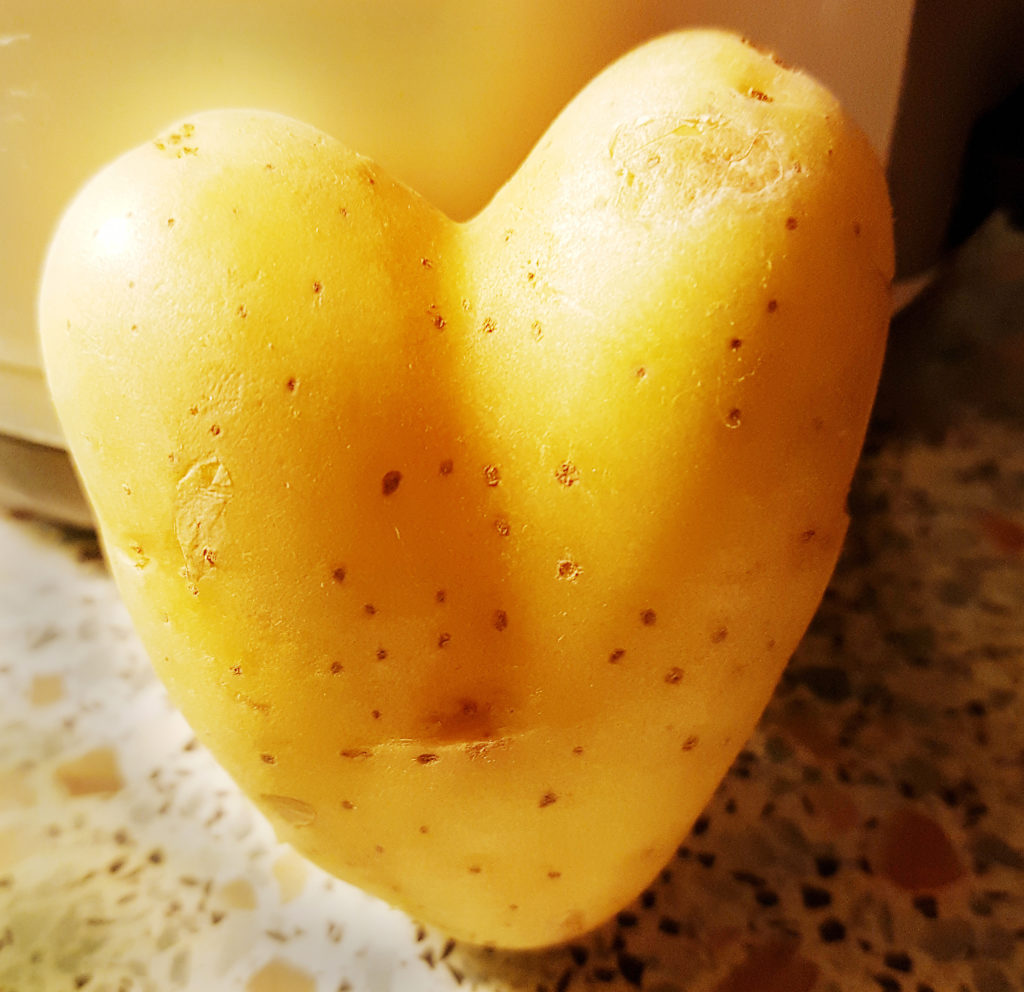 wie ik ben zonder. Over rouw die rauw is. Rauwe aardappel in de vorm van hart. Liefde die kwijt is.