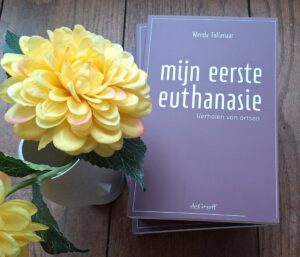 Stapel boeken voorkant boek mijn eerste euthanasie