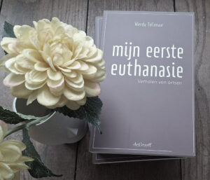 boek met bloem ernaast