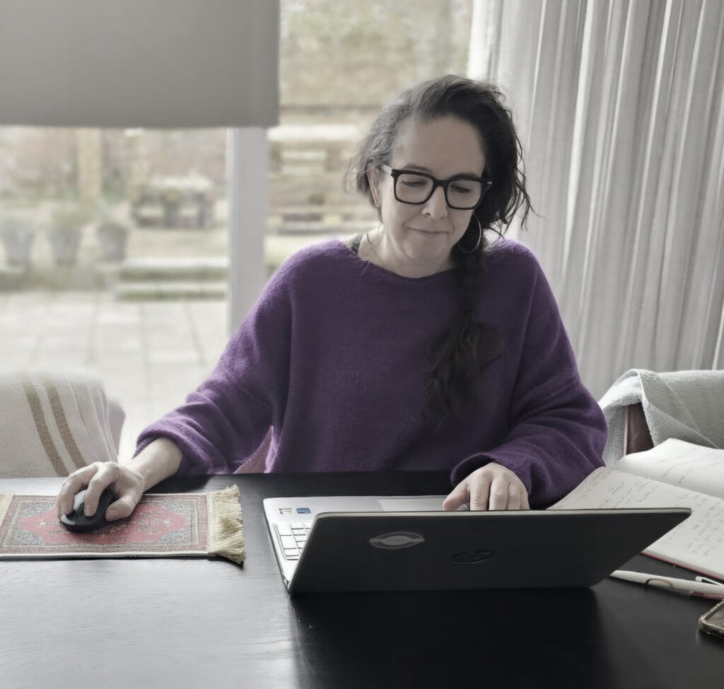 wendy schrijven achter laptop 1